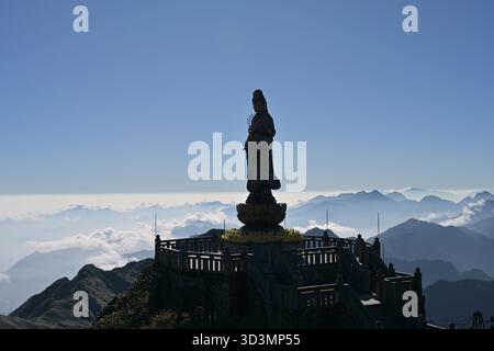 Nahaufnahme der 12 m hohen Bronzestatue von Guanyin, der Göttin der Barmherzigkeit, die sich in der Nähe des Gipfels des Fansipan im Nordwesten Vietnams befindet Stockfoto