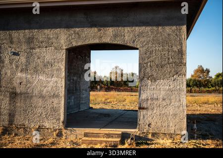Eine einladende Architekturszene mit einer alten Holztür und einer blau gestrichenen Fassade eines Stadthauses. Das Bild zeigt den Außeneingang mit Stockfoto