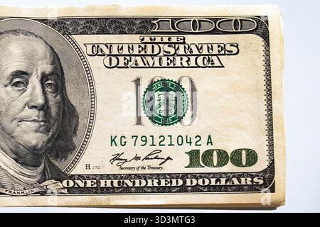 100 US-Dollar-Banknoten-Makroaufnahme mit Benjamin Franklin Porträt und detaillierter Textur der amerikanischen Währung, Konzept der Finanzierung, Invest Stockfoto
