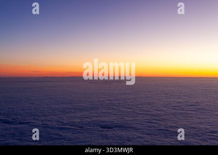 Sonnenaufgang über dem Atlantischen Ozean mit Wolken und einem ruhigen Ozean Hintergrund auf den Azoren, Portugal. Stockfoto