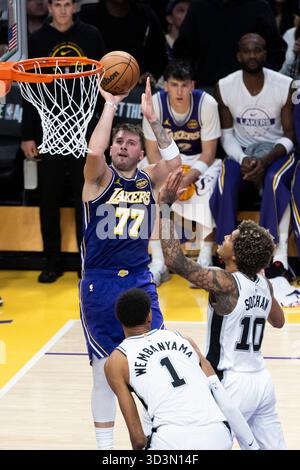 Los Angeles, USA. November 2025. Luka Doncic (L) der Los Angeles Lakers wurde am 5. November 2025-2026 2025 im NBA-Spiel zwischen Los Angeles Lakers und San Antonio Spurs in Los Angeles gedreht. Quelle: Ringo Chiu/Xinhua/Alamy Live News Stockfoto