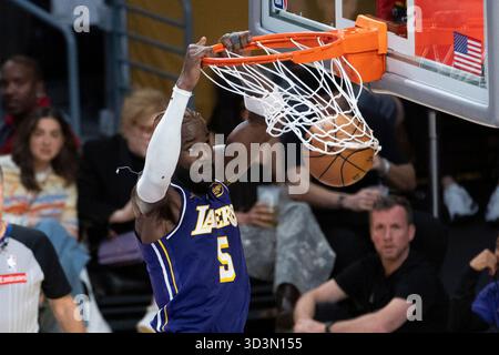 Los Angeles, USA. November 2025. DeAndre Ayton dunks von Los Angeles Lakers während des regulären NBA-Saisonspiels 2025-2026 zwischen Los Angeles Lakers und San Antonio Spurs in Los Angeles, USA, am 5. November 2025. Quelle: Ringo Chiu/Xinhua/Alamy Live News Stockfoto