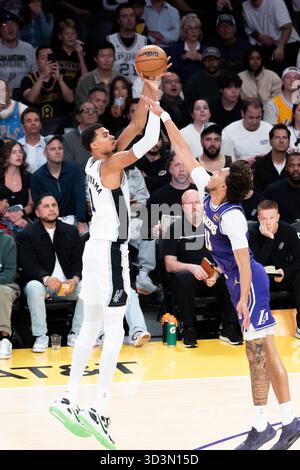 Los Angeles, USA. November 2025. San Antonio Spurs’ Victor Wembanyama (L) schießt am 5. November 2025-2026 im NBA-Spiel zwischen Los Angeles Lakers und San Antonio Spurs in Los Angeles, USA 2025. Quelle: Ringo Chiu/Xinhua/Alamy Live News Stockfoto