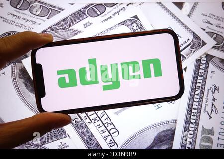 Polen. September 2025. In dieser Abbildung wird das Firmenlogo von Adyen auf einem Smartphone-Bildschirm angezeigt. (Foto: Piotr SWAT/SOPA Images/SIPA USA) *** ausschließlich für redaktionelle Nachrichten *** Credit: SIPA USA/Alamy Live News Stockfoto
