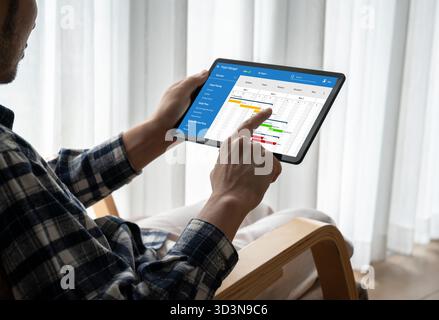 Projektplanungssoftware für modisches Business-Projektmanagement auf dem Computerbildschirm, der das Timeline-Diagramm des Team-Projekts zeigt Stockfoto