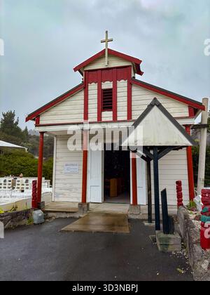 Immaculate Conception Church, eine kleine weiße und rote Holzkirche mit einem Kreuz, in Whakarewarewa, einem aktiven geothermischen Māori Dorf in Rotorua, New Z Stockfoto