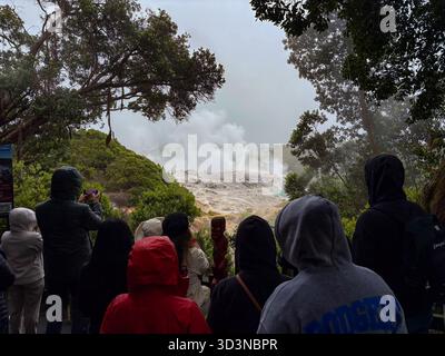 Whakarewarewa Geothermisches Dorf, Rotorua, Neuseeland. Touristen beobachten dampfende geothermische Aktivitäten in diesem aktiven Kulturdorf Māori. Stockfoto
