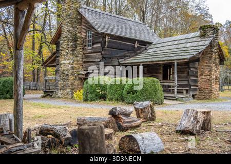 Die John Davis Cabin (ursprünglich am Indian Creek in der Nähe von Bryson City, NC) im Oconaluftee Mountain Farm Museum im Great Smoky Mountains National Park. Stockfoto