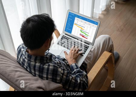 Projektplanungssoftware für modisches Business-Projektmanagement auf dem Computerbildschirm, der das Timeline-Diagramm des Team-Projekts zeigt Stockfoto
