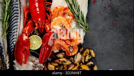 Auswahl an frischen Meeresfrüchten und Kräutern. Frischer Fisch und Meeresfrüchte. Draufsicht. Stockfoto