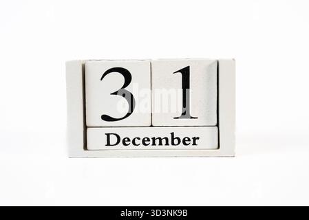 Holzblock-Kalender mit dem Dezember 31 auf weißem Hintergrund. Ideal für Countdown-, Jahresende- und Urlaubsbilder. Stockfoto
