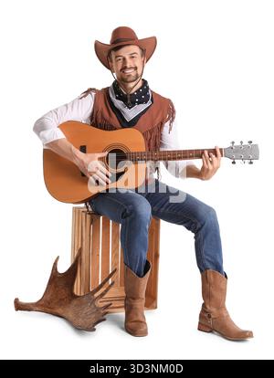 Ein hübscher Cowboy, der Gitarre spielt, auf weißem Hintergrund Stockfoto