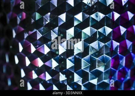 Faszinierender abstrakter Hintergrund mit futuristischem geometrischem Muster. Leuchtend blaue und lila Würfelformen schaffen ein modernes, optisches Design mit Sinn Stockfoto
