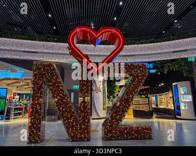 Ich liebe das Display in Neuseeland mit einem großen roten Herzen und transparenten Buchstaben mit Lollies, das sich in der Abflughalle des Auckland International Airport befindet Stockfoto