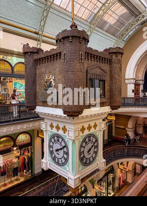 Die große australische Uhr, die im historischen Queen Victoria Building in Sydney, Australien, aufgehängt ist. Diese kunstvoll verzierte Uhr in Schlossform ist ein beliebtes f Stockfoto