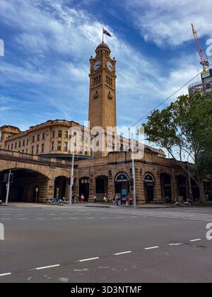 Central Station in Sydney, Australien, ist ein historischer Verkehrsknotenpunkt mit einem großen Uhrenturm und Sandsteinarchitektur an bewölkten Tagen. Stockfoto