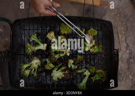 Rustic outdoor barbecue with seared broccoli and aromatic smoky scents Stockfoto