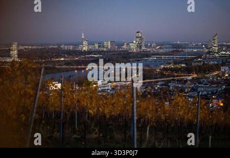 THEMENBILD - Illustration zu den Themen Wien/Tourismus/Herbst/Wetter/Donauturm/Donauplateau/Donau-Stadt. Im Bild: Blick auf das Donauplateau mit dem Donauturm in Wien, Österreich, am Mittwoch, 5. November 2025. Fotografiert vom Weinberg - 20251105 PD17051 Credit: APA-PictureDesk/Alamy Live News Stockfoto