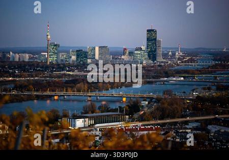 THEMENBILD - Illustration zu den Themen Wien/Tourismus/Herbst/Wetter/Donauturm/Donauplateau/Donau-Stadt. Im Bild: Blick auf das Donauplateau mit dem Donauturm in Wien, Österreich, am Mittwoch, 5. November 2025. Fotografiert vom Weinberg - 20251105 PD17056 Credit: APA-PictureDesk/Alamy Live News Stockfoto