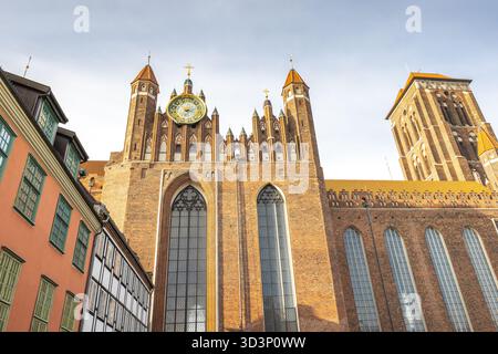 Marienkirche in Danzig, einer Stadt an der Ostseeküste Nordpolens, Europa. Majestätische alte Kirche mit kompliziertem Mauerwerk, Uhr, hohen Türmen A Stockfoto