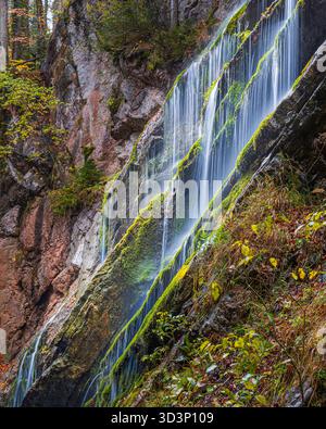 Die Wimbachklamm bei Ramsau bei Berchtesgaden im Berchtesgadener Land, Bayern, wurde an einem regnerischen Herbsttag fotografiert. Wasser stürzt t Stockfoto