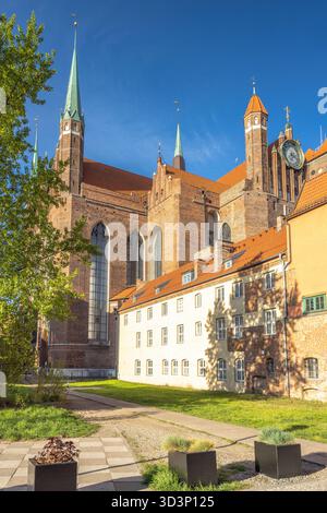 Marienkirche in Danzig, einer Stadt an der Ostseeküste Nordpolens, Europa. Historische Kathedrale mit hoch aufragenden Türmen, vor einem klaren blauen s Stockfoto