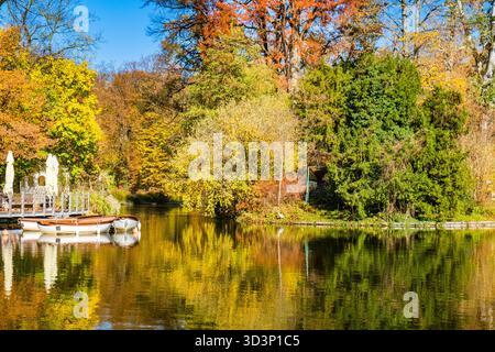 Boote auf dem See im Maksimir Park im Herbst ih Zagreb, Hauptstadt Kroatiens Stockfoto