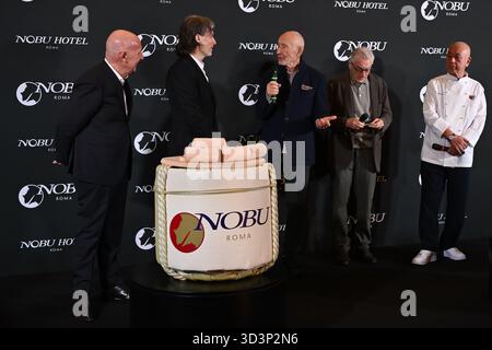 Die drei Gründer von Nobu: Meir Teper, Robert de Niro und Chefkoch Nobu Matsuhisa nehmen am 6. November 2025 in R an der Eröffnung des Nobu Hotels im Nobu Hotel Rome Teil Stockfoto