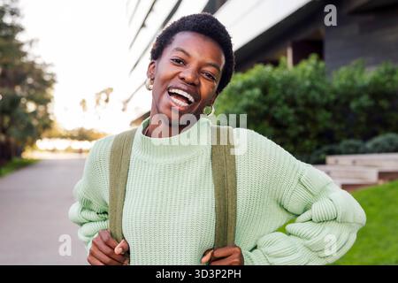 Fröhliche afroamerikanerin, die glücklich lächelt Stockfoto