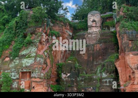 Der riesige Leshan-Buddha im südlichen Teil von Sichuan, China, in der Nähe der Stadt Leshan, ist die größte und höchste Buddha-Statue aus Stein der Welt Stockfoto
