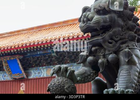 Bronzestatue des chinesischen Wächters im Yonghegong-Tempel (Lama-Tempel) in Peking, China Stockfoto