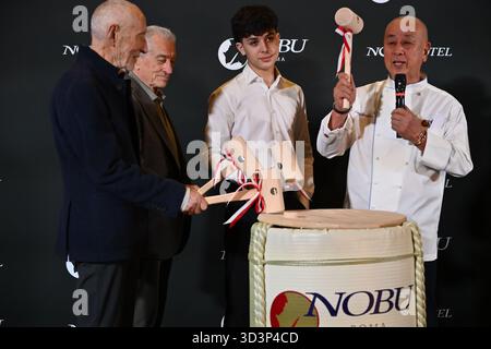 Rom, Italien. November 2025. Meir Teper, Robert de Niro, ein Gast, und Nobu Matsuhisa nehmen am 6. November 2025 an der Eröffnung des Nobu Hotels im Nobu Hotel Rome in Rom Teil (Foto: Domenico Cippitelli/NurPhoto). Quelle: NurPhoto SRL/Alamy Live News Stockfoto