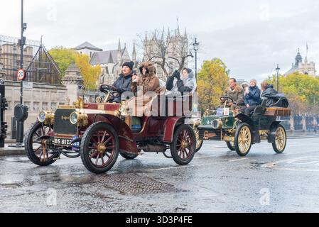 1904 Peugeot Historic Car nahm 2025 an der Rennstrecke von London nach Brighton teil, die durch Westminster, London, Großbritannien, fuhr. Mit 1904 Cadillac Stockfoto
