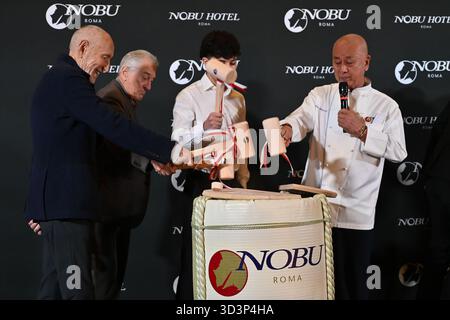 Meir Teper, Robert de Niro, ein Gast und Nobu Matsuhisa nehmen am 6. November 2025 an der Eröffnung des Nobu Hotels im Nobu Hotel Rome in Rom Teil Stockfoto