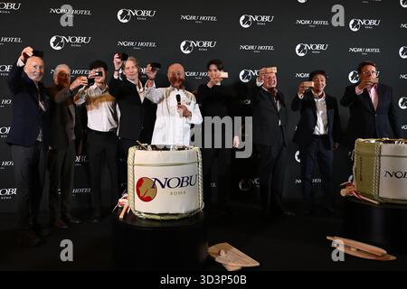 Die drei Gründer von Nobu: Meir Teper, Robert de Niro und Chefkoch Nobu Matsuhisa nehmen am 6. November 2025 in R an der Eröffnung des Nobu Hotels im Nobu Hotel Rome Teil Stockfoto