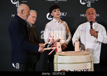 News - Eröffnung des Nobu Hotels in Rom Meir Teper, Robert de Niro, ein Gast und Nobu Matsuhisa nehmen am 6. November 2025 in Rom, Italien, am Nobu Hotel Italy Teil Copyright: XDomenicoxCippitellix/xLiveMediax LPN 2126178 Stockfoto
