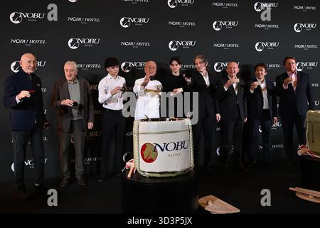 Die drei Gründer von Nobu: Meir Teper, Robert de Niro und Chefkoch Nobu Matsuhisa nehmen am 6. November 2025 in R an der Eröffnung des Nobu Hotels im Nobu Hotel Rome Teil Stockfoto
