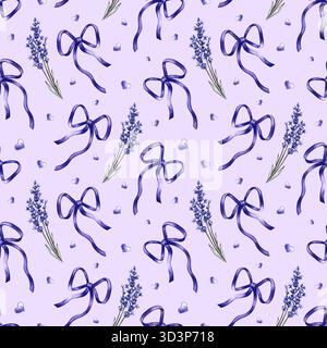 Ein nahtloses Muster mit niedlichen lila Schleifen, Herzen und Lavendelblüten. Handbemalt mit Aquarellen. Perfekt für Urlaubsdekor, Textilien, Verpackung Stockfoto