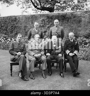 Churchill mit der Generalstabschefs der an einem Mittagessen an 10 Downing Street, 7. Mai 1945. Sitzen: Marschall der RAF Sir Charles Portal, Feldmarschall Sir Alan Brooke und Admiral der Flotte Sir Andrew Cunningham. Stehen: Major General L C Hollis (Sekretär der Generalstabschefs der Ausschuss) und General Sir Hastings Ismay (Stabschef an den Minister für Verteidigung). Stockfoto