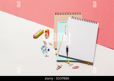 Bunte Schreibwaren auf einem Schreibtisch mit verschiedenen Büromaterialien für Schule oder Arbeit Stockfoto