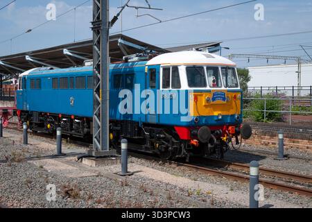 Erhaltene Elektrolokomotive der British Rail Class 86, bekannt als „Peter Pan“ und kürzlich „Les Ross“ in Rugby, Warwickshire, England Stockfoto