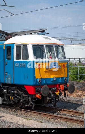 Erhaltene Elektrolokomotive der British Rail Class 86, bekannt als „Peter Pan“ und kürzlich „Les Ross“ in Rugby, Warwickshire, England Stockfoto