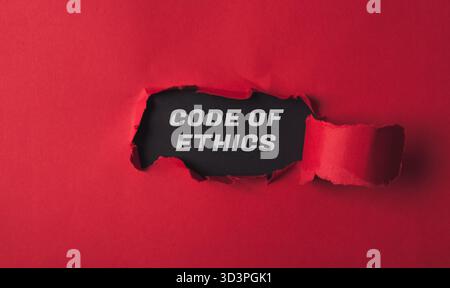 Roter Hintergrund mit einem schwarzen Wort, das den Code of Ethik besagt. Das Wort ist in weiß geschrieben Stockfoto