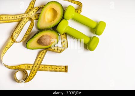 Sport Fitness Flat Lay mit Kurzhanteln und Avocado, Gewichtsreduktion Konzept Stockfoto