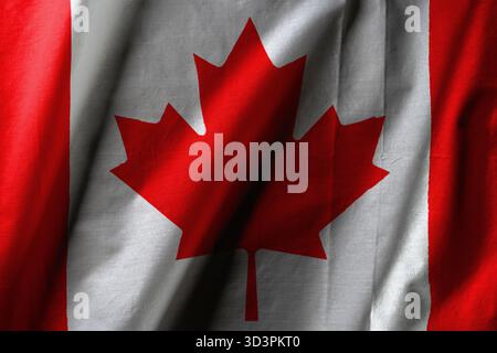 Kanada-Flagge mit einem roten Ahornblatt in der Mitte, flankiert von zwei vertikalen roten Bändern auf einem weißen Feld. Stockfoto