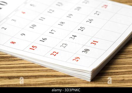 Kalenderseiten, die Tage des Monats mit hervorgehobenen Datumsnummern in einem einfachen Layout anzeigen Stockfoto