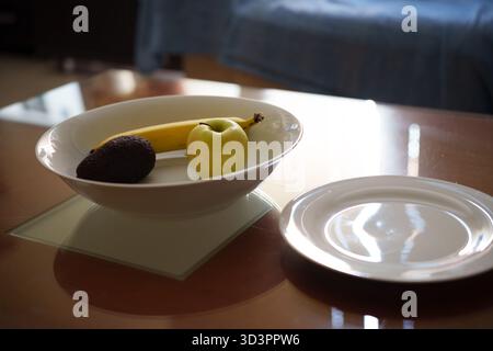 Obst-Display-Ambiente, Morgenszene mit lebendigem Obst und warmer natürlicher Beleuchtung im Zimmer Stockfoto