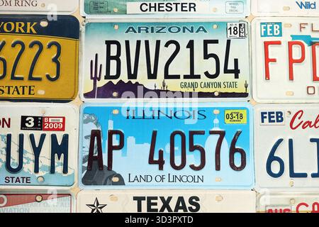 KIEW, UKRAINE - 18. OKTOBER 2025 viele US-Nummernschilder verschiedener staaten sind registriert. Viele US-Nummernschilder Stockfoto