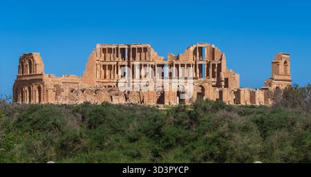 Das antike Theater Sabratha in Libyen steht majestätisch unter einem klaren blauen Himmel. Diese gut erhaltene römische Struktur ist ein exquisites Beispiel für eine Stockfoto