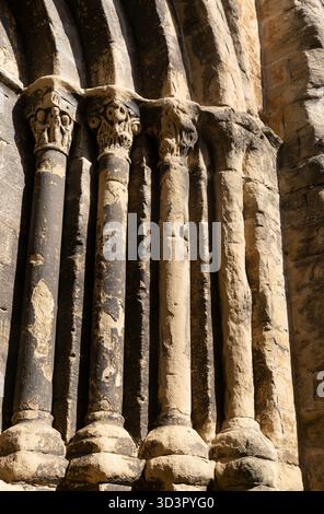 Religiöse Steinarbeiten, Kirche Iglesia del Salvador, Dorf Luesia, Cinco Villas, Provinz Saragossa, Aragon, Spanien, Europa Stockfoto
